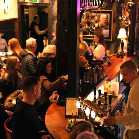 The Old Crown Coaching Inn Суиндън Екстериор снимка
