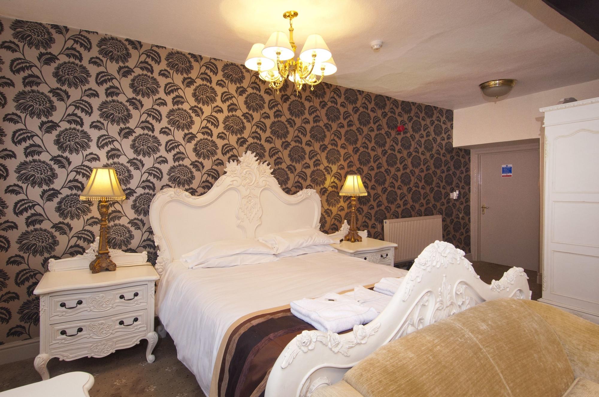 The Old Crown Coaching Inn Суиндън Екстериор снимка