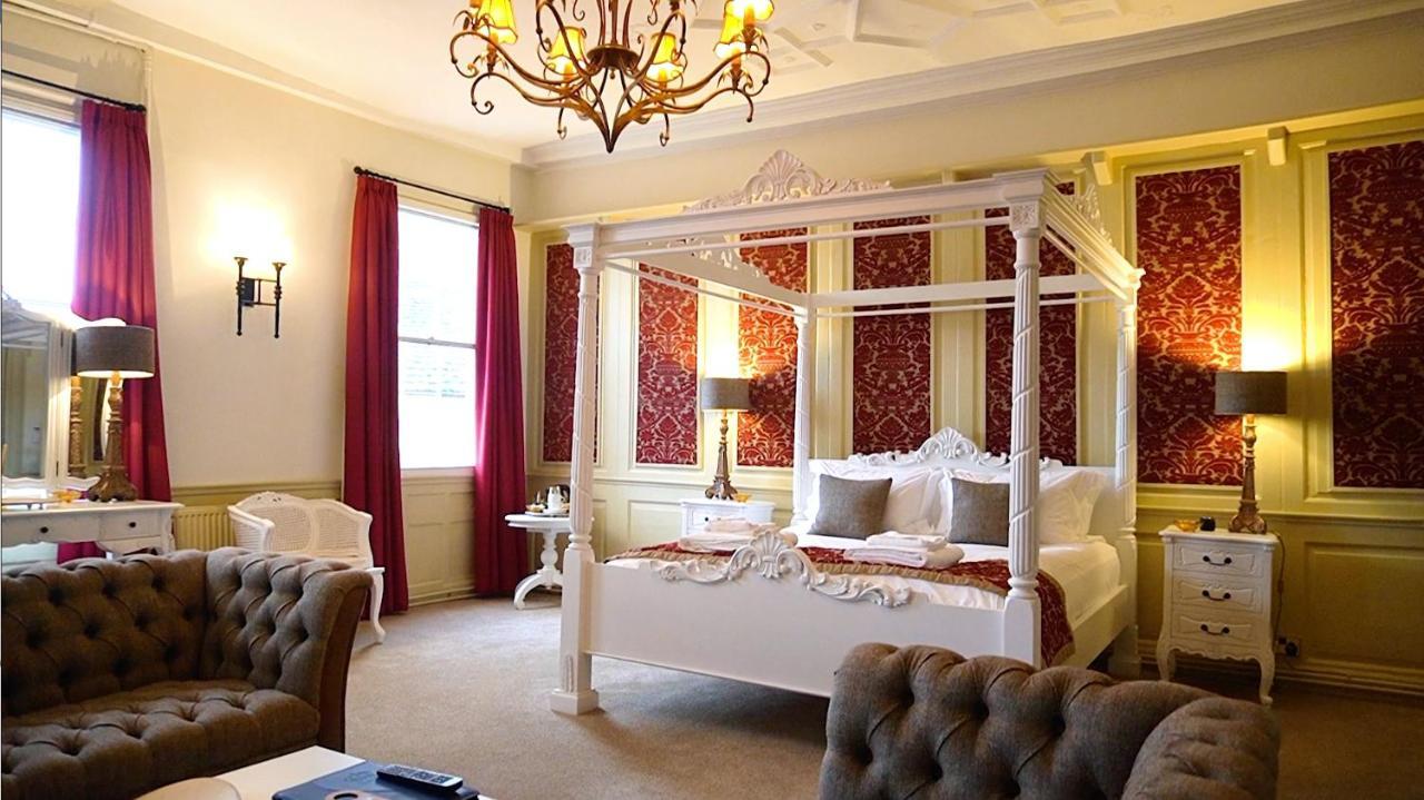 The Old Crown Coaching Inn Суиндън Екстериор снимка