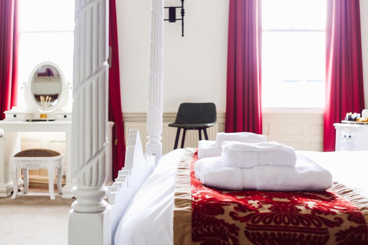 The Old Crown Coaching Inn Суиндън Екстериор снимка