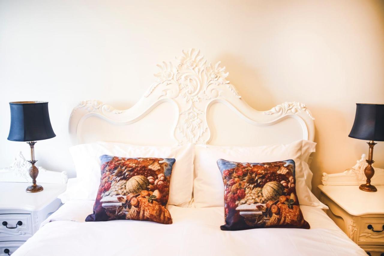 The Old Crown Coaching Inn Суиндън Екстериор снимка
