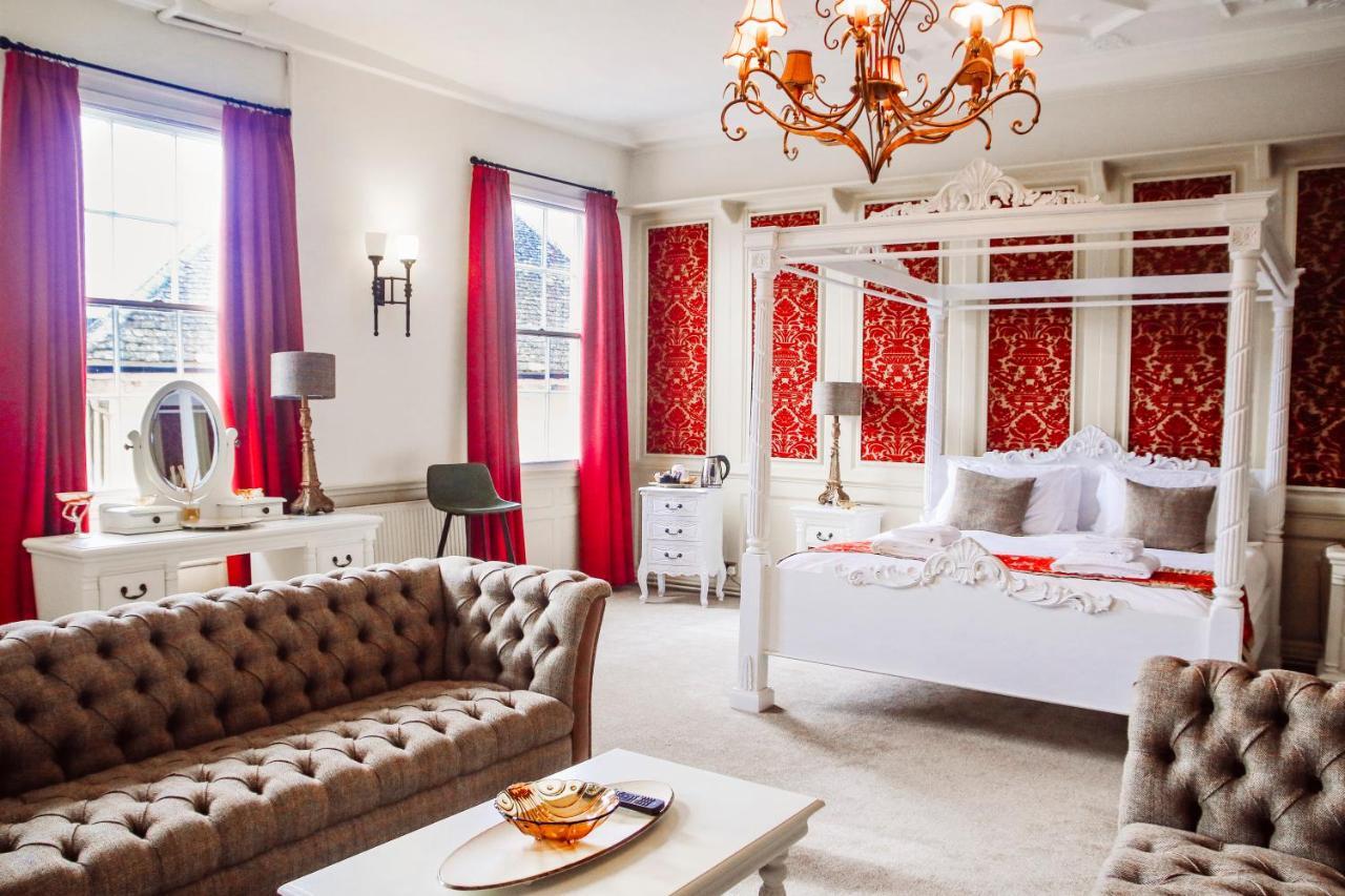 The Old Crown Coaching Inn Суиндън Екстериор снимка