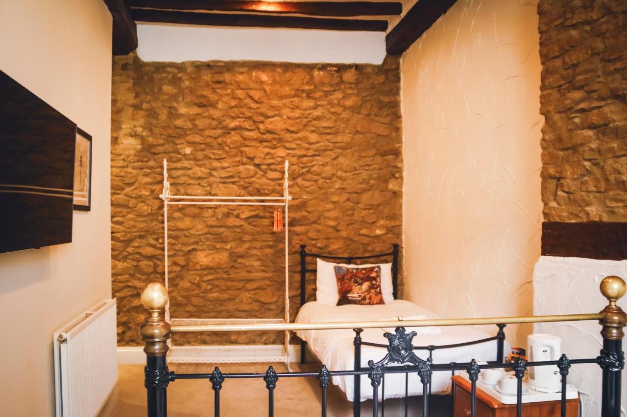 The Old Crown Coaching Inn Суиндън Екстериор снимка