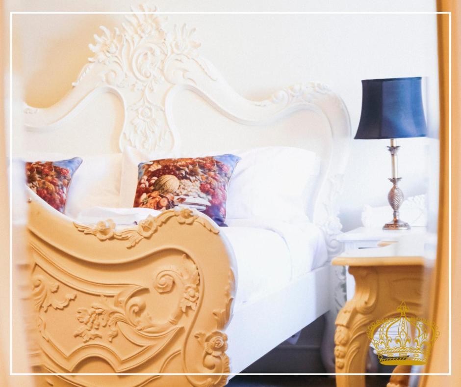 The Old Crown Coaching Inn Суиндън Екстериор снимка