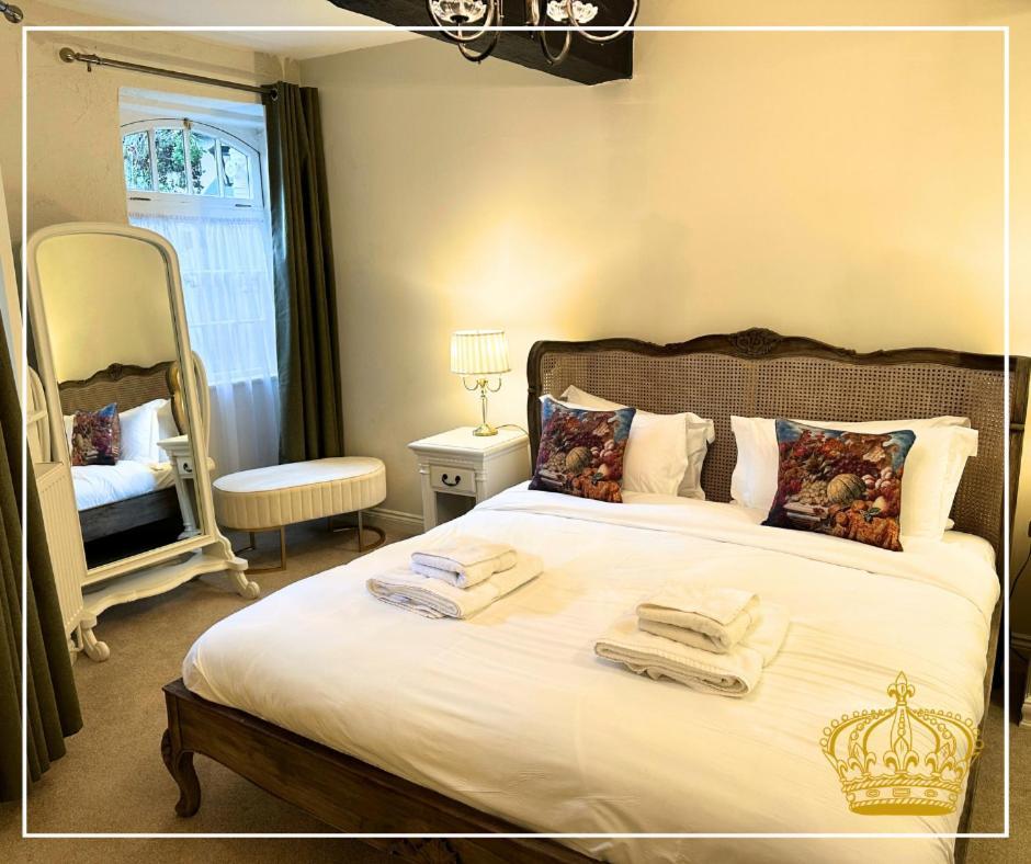 The Old Crown Coaching Inn Суиндън Екстериор снимка