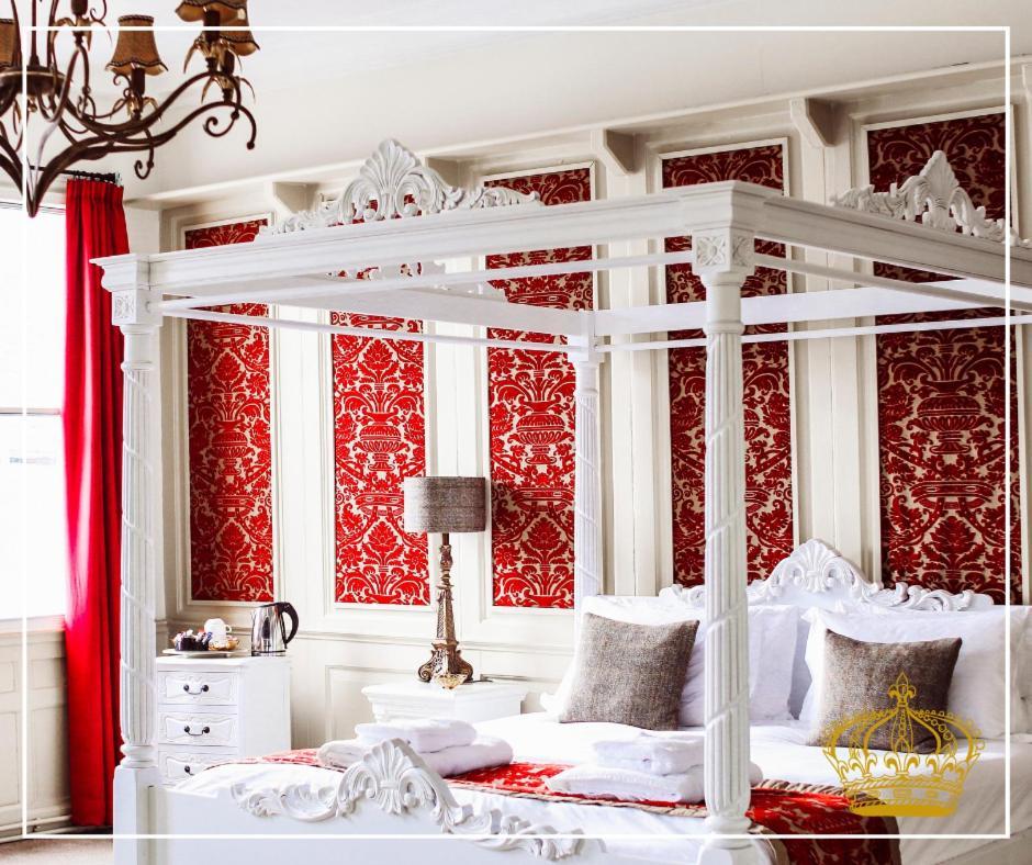 The Old Crown Coaching Inn Суиндън Екстериор снимка